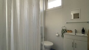 Een douche, toiletpapier