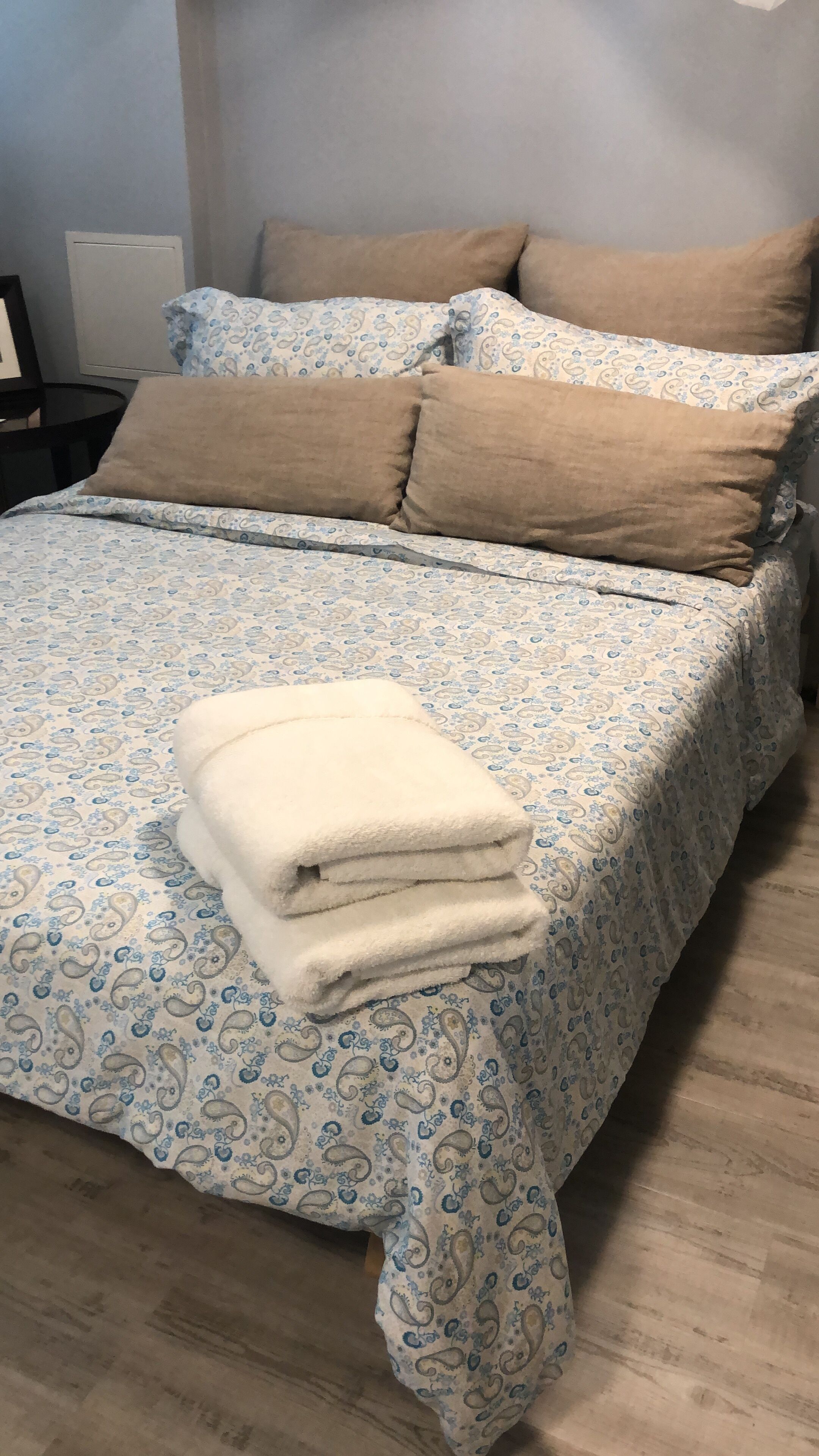 Magnificent Large Private Apartment Designer Hotel-Like Studio Sleeps 4