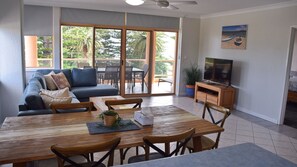 Smart TV, DVD player - Astor Apartment 2 - walk to the beach (SOUTH WEST ROCKS)