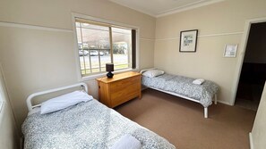 2 bedrooms, WiFi, bed sheets - Clarkes Flat 2 - walk to the beach (SOUTH WEST ROCKS)
