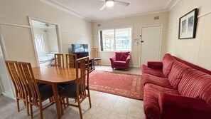 TV, DVD player - Clarkes Flat 2 - walk to the beach (SOUTH WEST ROCKS)