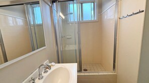 Shower, towels, toilet paper - Clarkes Flat 2 - walk to the beach (SOUTH WEST ROCKS)