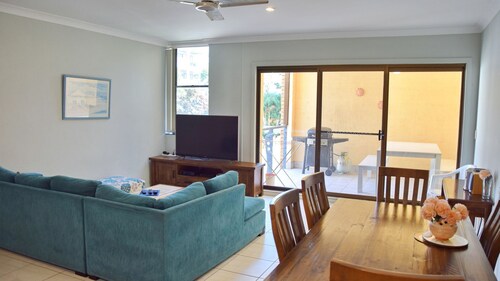 Paragon Apartment 6 - walk to the beach