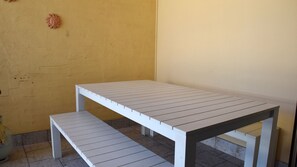 Outdoor dining - Paragon Apartment 6 - walk to the beach (SOUTH WEST ROCKS)