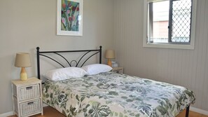 3 bedrooms, internet - Five On Trial - walk to the beach (South West Rocks)