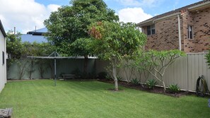 Property grounds - Five On Trial - walk to the beach - Bring your own linen (South West Rocks)