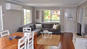 TV, DVD player - Five On Trial - walk to the beach (South West Rocks)