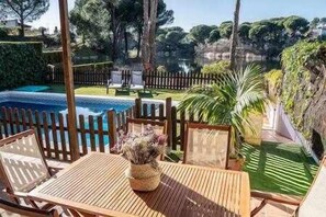 Outdoor dining - Casa el Refugio del Lago rural lodging (Jaras, Las)