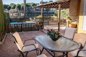 Outdoor dining - Casa el Refugio del Lago rural lodging (Jaras, Las)