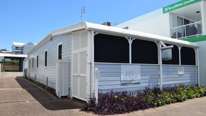 A white building with a sign indicating no parking in the driveway. - Captains Cottage SWR (SOUTH WEST ROCKS)