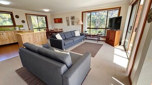 TV - Dalesview Retreat - close to the water - Bring your own linen (ARAKOON)