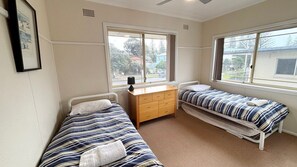 2 bedrooms, WiFi, bed sheets - Clarkes Flat 3 - walk to the beach (SOUTH WEST ROCKS)