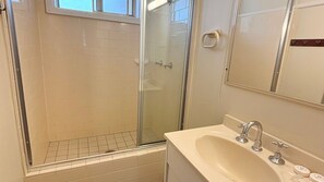 Shower, towels, toilet paper - Clarkes Flat 3 - walk to the beach (SOUTH WEST ROCKS)