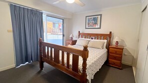 3 bedrooms, internet, bed sheets - Ocean Shores Apartment 13 (SOUTH WEST ROCKS)