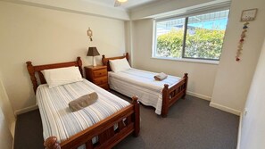 3 bedrooms, Internet, bed sheets - Ocean Shores Apartment 13 - Linen supplied (SOUTH WEST ROCKS)