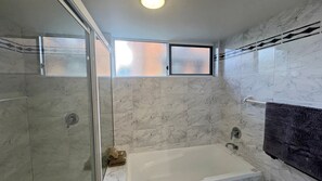 Douche, savon, papier toilette