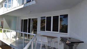 Outdoor dining - Ocean Shores Apartment 13 - Linen supplied (SOUTH WEST ROCKS)