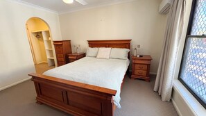 4 bedrooms, WiFi - Beach House - South West Rocks (SOUTH WEST ROCKS)