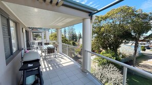 Outdoor dining - Jubilee Apartment 14 - Linen supplied (South West Rocks)