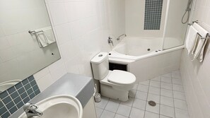 Bathtub, jetted bath, toilet paper - Jubilee Apartment 14 - Linen supplied (South West Rocks)