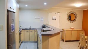 Een magnetron, een vaatwasser