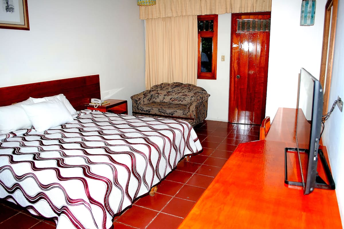 Business Suite, 1 King Bed, Non Smoking | Blackout drapes, free WiFi, bed sheets