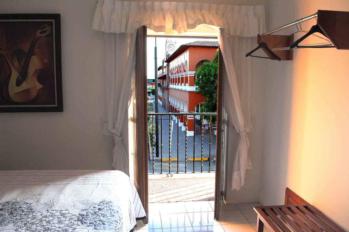 honeymoon suite, 1 king bed, non smoking | 1 bedroom, blackout curtains, free wifi, bed sheets