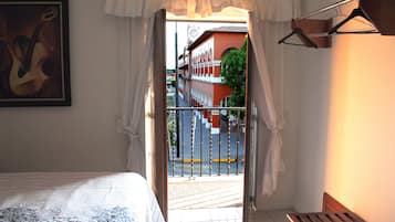 Honeymoon Suite, 1 King Bed, Non Smoking | Blackout curtains, free WiFi, bed sheets