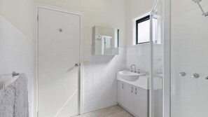 Shower - Morgans @ Lorne - with WiFi (Lorne)