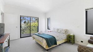 3 bedrooms, internet, bed sheets - Morgans @ Lorne - with WiFi (Lorne)
