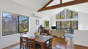 TV, fireplace, DVD player, music library - Morgans @ Lorne - with WiFi (Lorne)