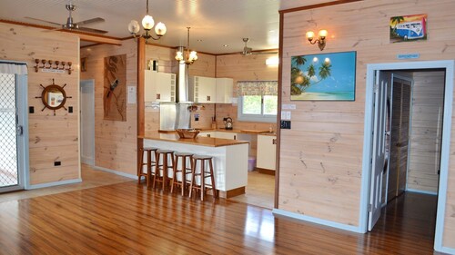 Misty's Beachside Cottage - walk to the beach