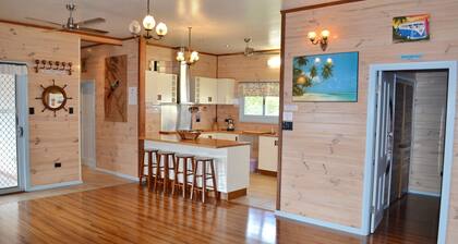 Misty's Beachside Cottage - walk to the beach