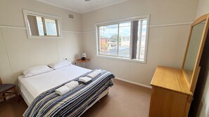 2 bedrooms, WiFi, bed sheets - Clarkes Flat 4 - walk to the beach (South West Rocks)