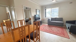 TV - Clarkes Flat 4 - walk to the beach (South West Rocks)