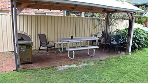 Outdoor dining - Clarkes Flat 4 - walk to the beach (South West Rocks)