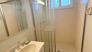 Shower, toilet paper - Clarkes Flat 4 - walk to the beach (South West Rocks)