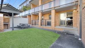 Outdoor dining - Cameo Court 1 - walk to the beach - Linen Supplied (SOUTH WEST ROCKS)