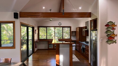 Amaroo - walk to the bay - Bring your own linen