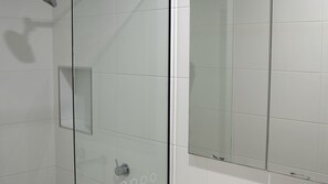 Shower, toilet paper - Waterford Apartment 7 (SOUTH WEST ROCKS)