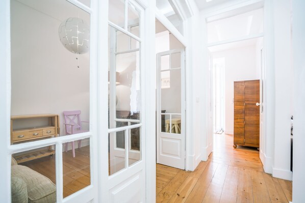 Departamento, 4 habitaciones, balcón, vista al río | Área de sala de estar | Televisión de pantalla plana