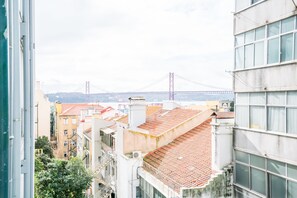 Vista de un paisaje urbano con edificios y un puente al fondo.