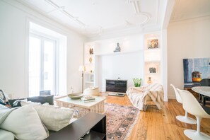 Departamento, 4 habitaciones, balcón, vista al río | Área de sala de estar | Televisión de pantalla plana