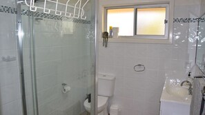 Shower - Charlie's Place - walk to the beach - Bring your own linen (South West Rocks)