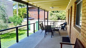 Outdoor dining - Charlie's Place - walk to the beach - Bring your own linen (South West Rocks)