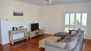 TV - Adaco's '19 On Sturt' - Bring your own linen (SOUTH WEST ROCKS)