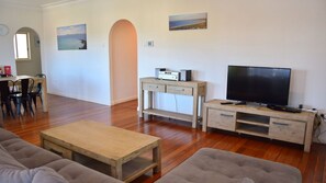 TV - Adaco's '19 On Sturt' - Bring your own linen (SOUTH WEST ROCKS)