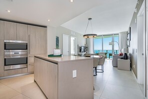 Suite luxueuse, 2 chambres, cuisine, vue sur l’océan | Cuisine privée | Réfrigérateur grande capacité avec congélateur, four à micro-ondes