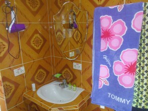 A bathroom with a sink, two mirrors, and a towel rack. - Casa Yaquelin y Osmani (Viñales)