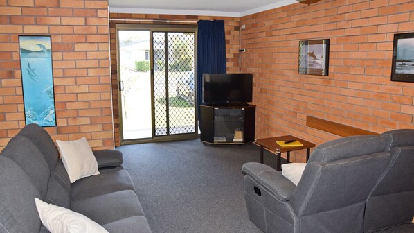 TV, DVD player - Cameo Court 2 - Bring your own linen (SOUTH WEST ROCKS)